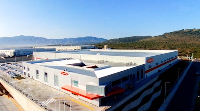 La nueva planta tiene una extensión operativa total de 33.134 metros cuadrados destinados a un depósito, procesos de manufactura, centro de I+D y demostración, y oficinas administrativas.