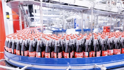 La nueva línea amplía la gama de productos retornables en el portafolio de Coca-Cola HBC para incluir Coca-Cola y Coca-Cola Sin Azúcar en una botella de vidrio de 400 ml para consumo en casa y mientras se desplaza.