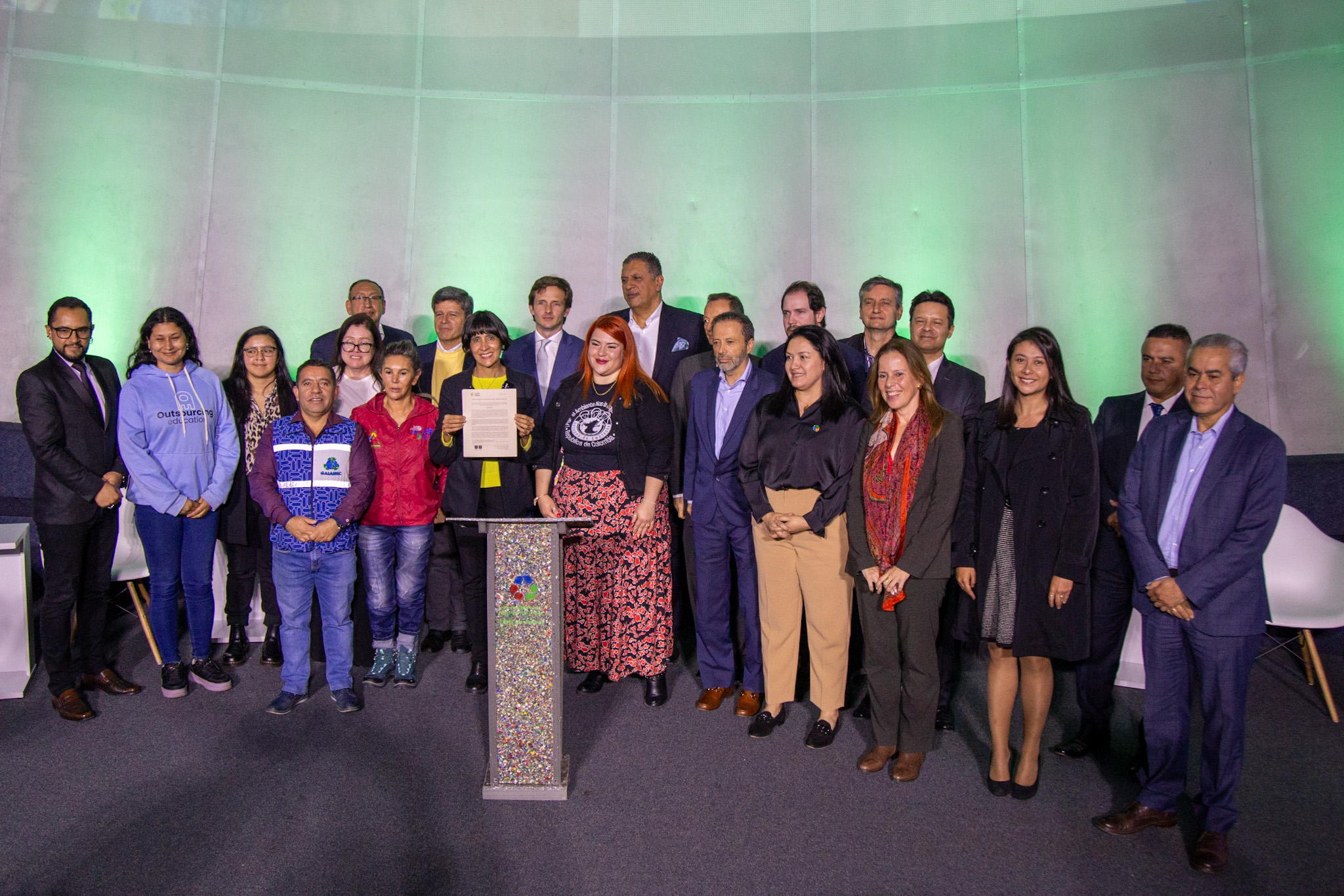 La firma del Pacto se da luego de un año de trabajo conjunto entre la industria, recicladores, distribuidores, el Congreso, instituciones estatales y grupos de jóvenes.