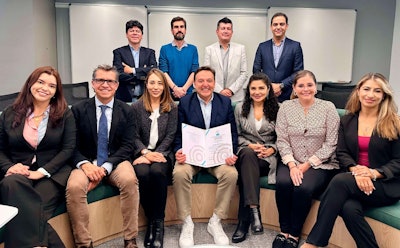 Equipo de Nestlé Colombia al recibir este importante reconocimiento por el Instituto Colombiano de Normas Técnicas y Certificación, ICONTEC, con la distinción de neutralidad multimaterial.